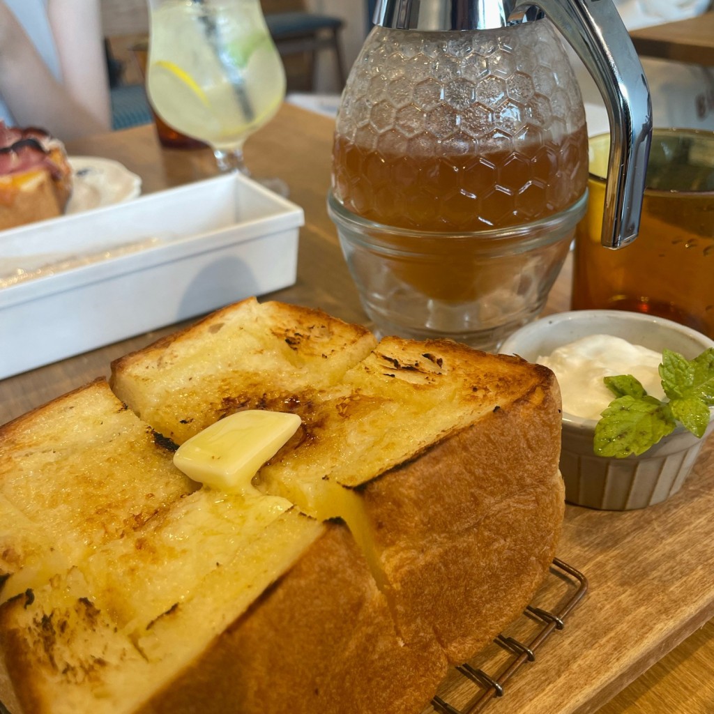 ユーザーが投稿した厚切りバタートーストの写真 - 実際訪問したユーザーが直接撮影して投稿した大杉食パン専門店天然酵母の食パン専門店 つばめパン&Milkの写真