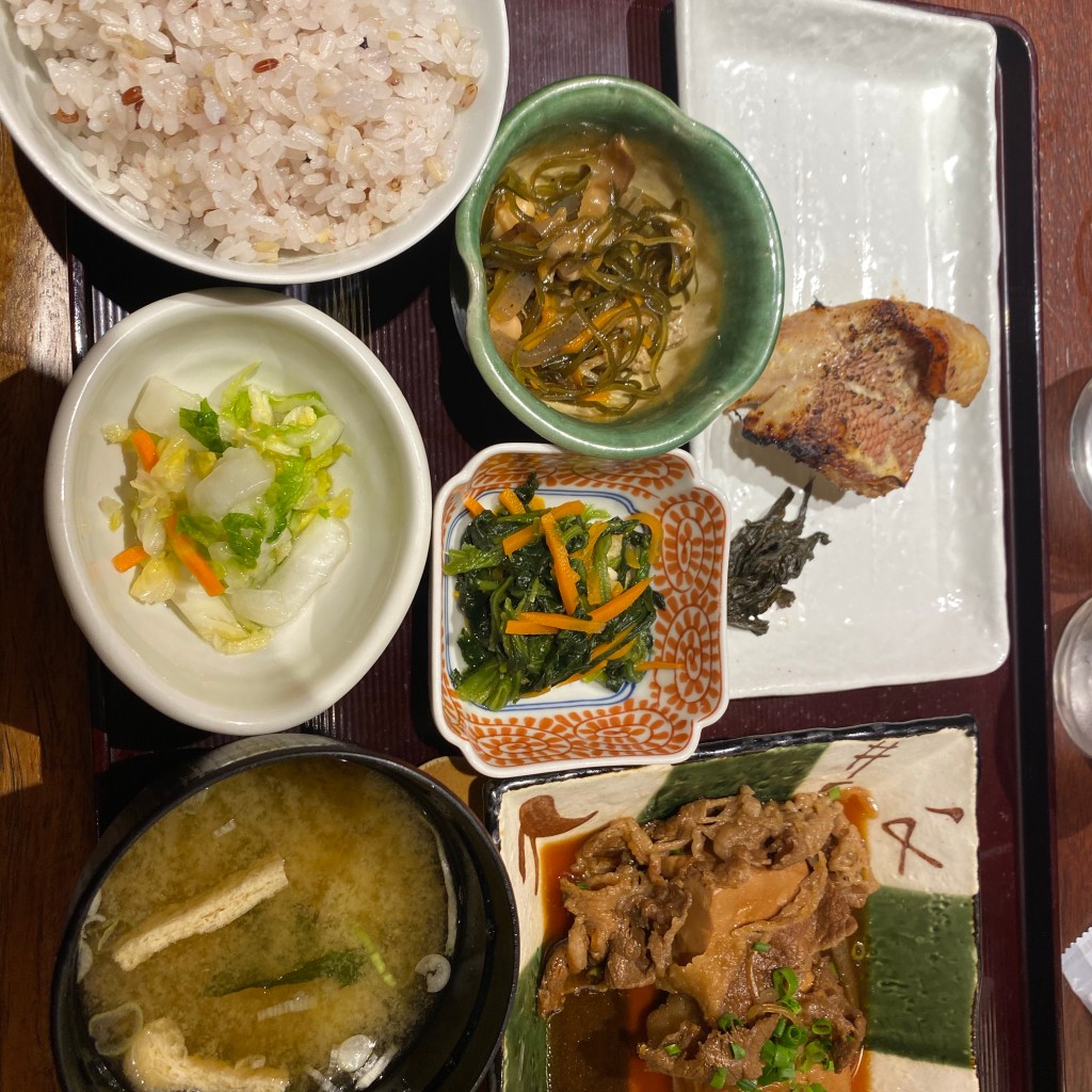 ユーザーが投稿したLunch焼魚と牛肉豆腐の写真 - 実際訪問したユーザーが直接撮影して投稿した西新宿定食屋寅福 ルミネ新宿店の写真