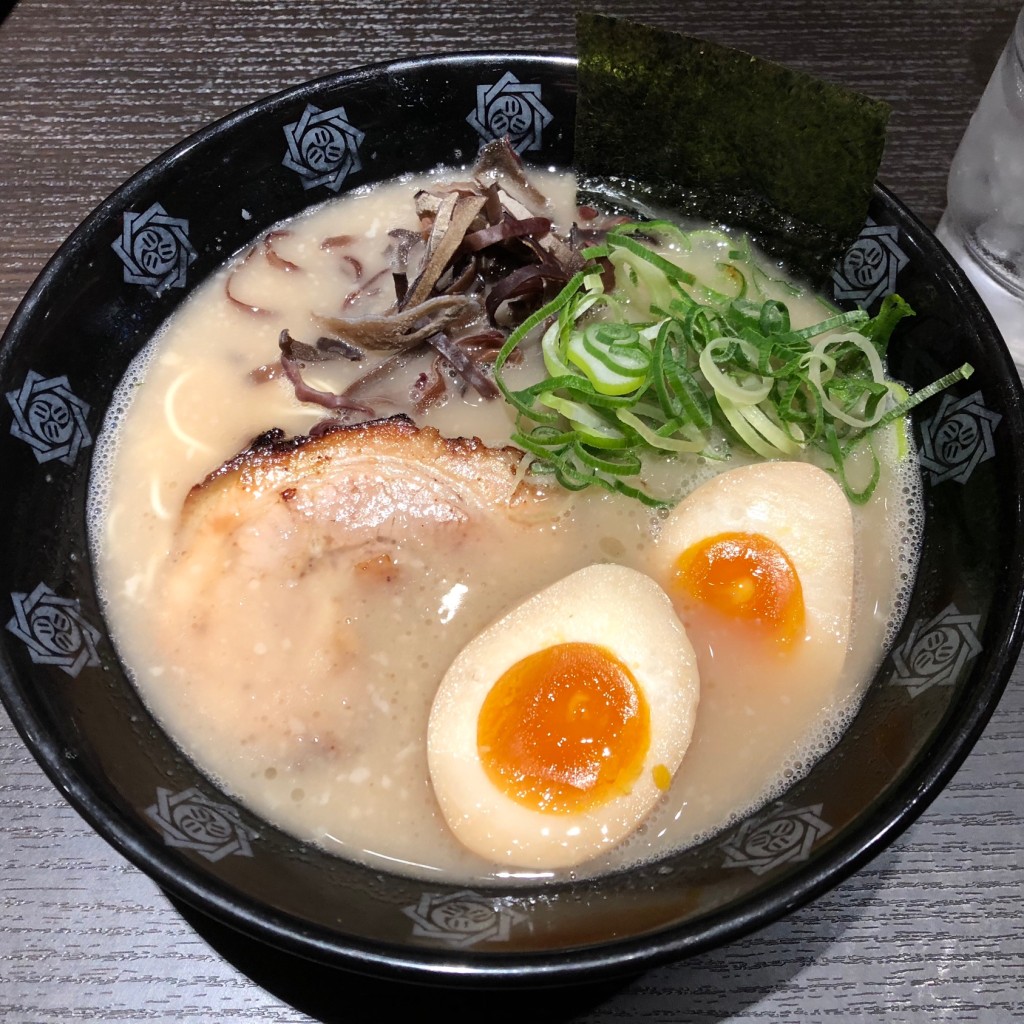 ユーザーが投稿した豚骨ラーメン味玉入りの写真 - 実際訪問したユーザーが直接撮影して投稿した丸の内ラーメン専門店俺式 純 東京駅店の写真