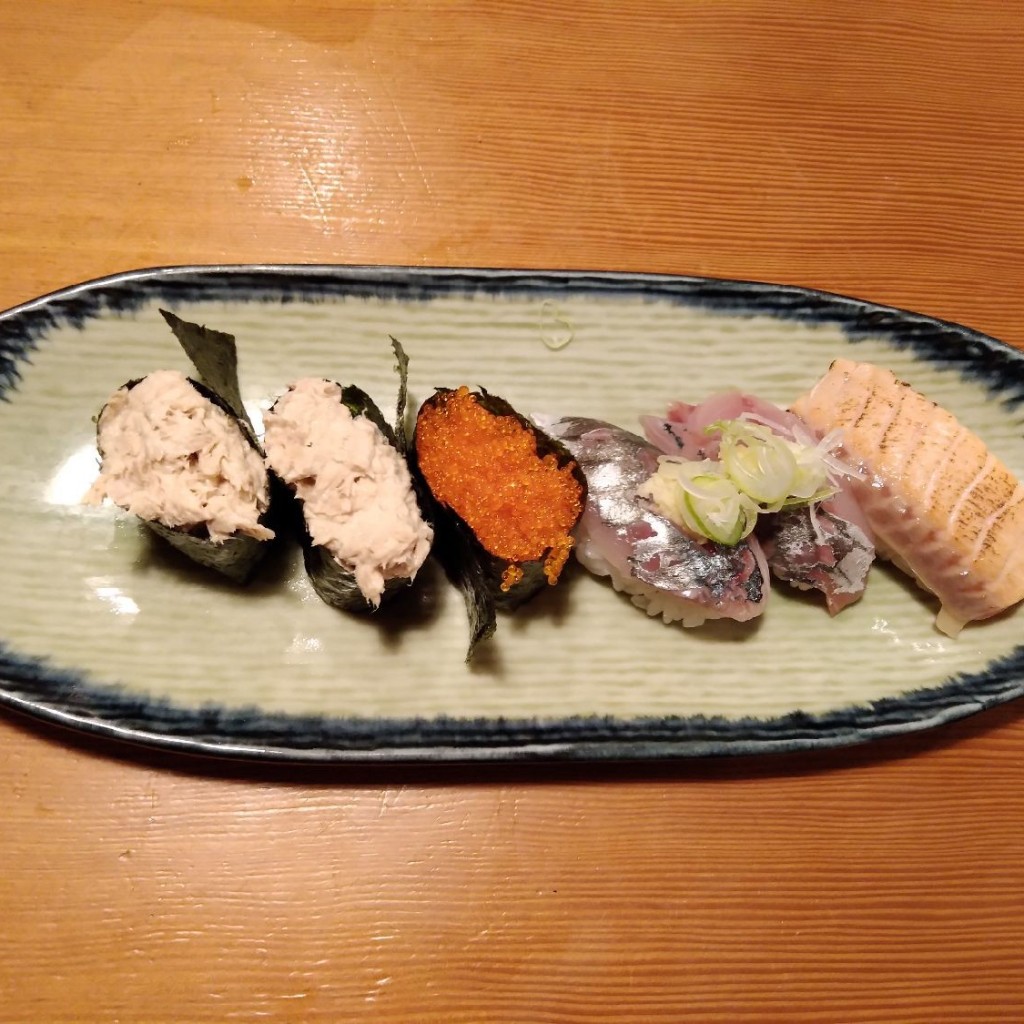 ユーザーが投稿したサーモンざんまい寿司5貫の写真 - 実際訪問したユーザーが直接撮影して投稿した有楽町寿司や台ずし 桑名駅前町の写真