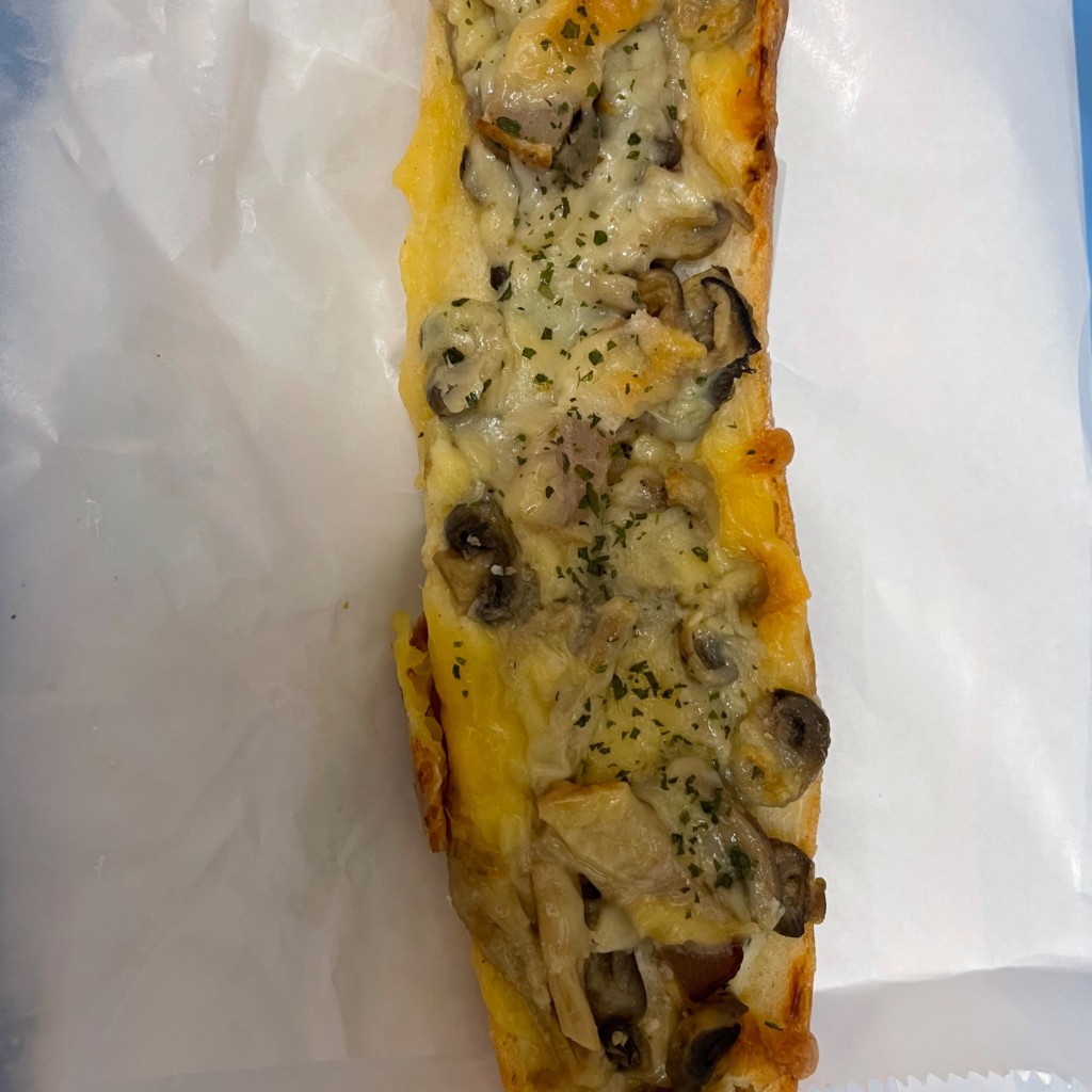 ユーザーが投稿したきのことチーズのタルティーヌの写真 - 実際訪問したユーザーが直接撮影して投稿した三軒茶屋ベーカリーボヌール 栄通り店の写真
