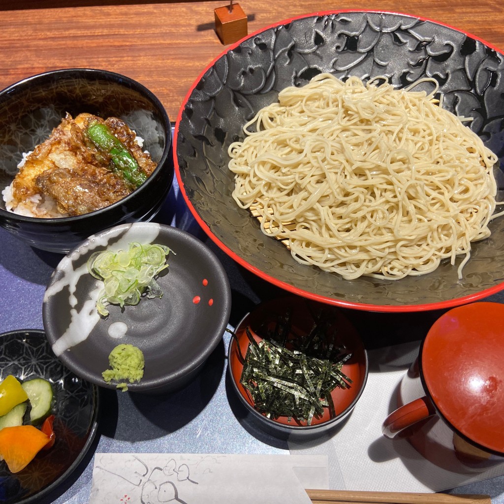 ユーザーが投稿したミニ丼とせいろそばのセットの写真 - 実際訪問したユーザーが直接撮影して投稿した南青山そば青山 水内庵の写真