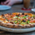 自家製ベーコン&トマト&季節の野菜ピザ - 実際訪問したユーザーが直接撮影して投稿した千倉町牧田ピザPizza Indy’sの写真のメニュー情報