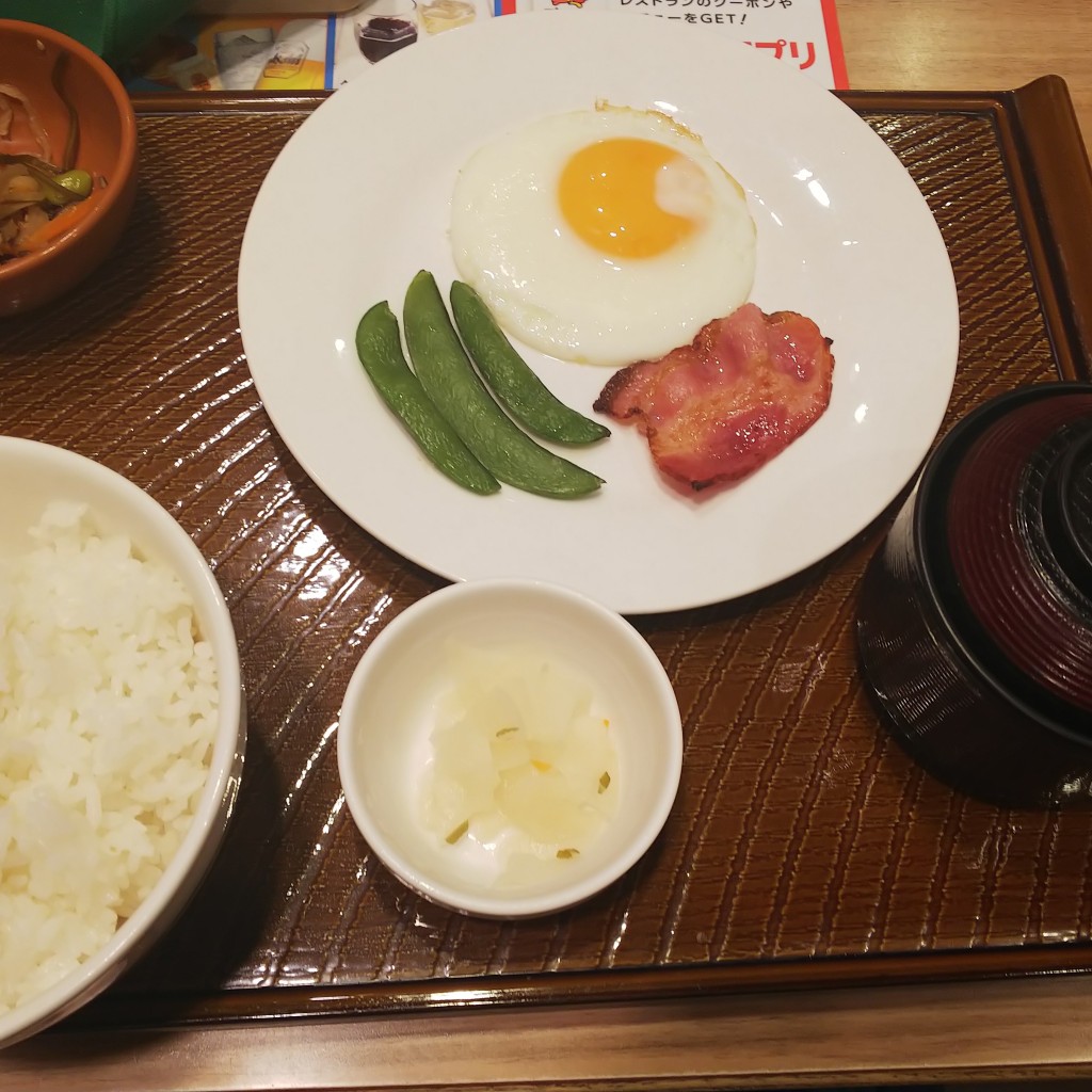 ユーザーが投稿した目玉焼き&ベーコン朝定食の写真 - 実際訪問したユーザーが直接撮影して投稿した難波ファミリーレストランガスト なんば店の写真