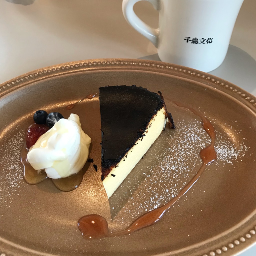 ユーザーが投稿した黒いバスクチーズケーキの写真 - 実際訪問したユーザーが直接撮影して投稿した北加賀屋カフェ千鳥文化の写真