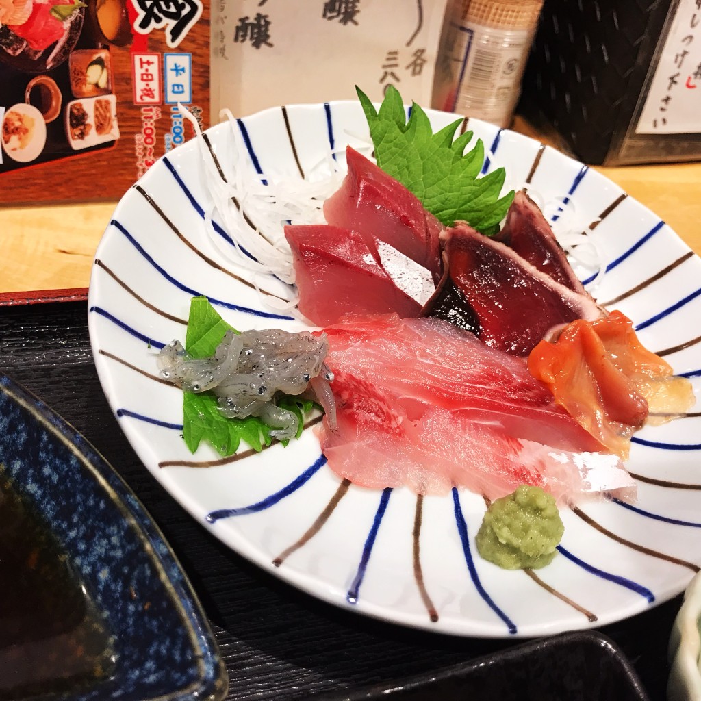 ユーザーが投稿した煮魚と刺身定食の写真 - 実際訪問したユーザーが直接撮影して投稿した阿倍野筋居酒屋スタンド 富の写真