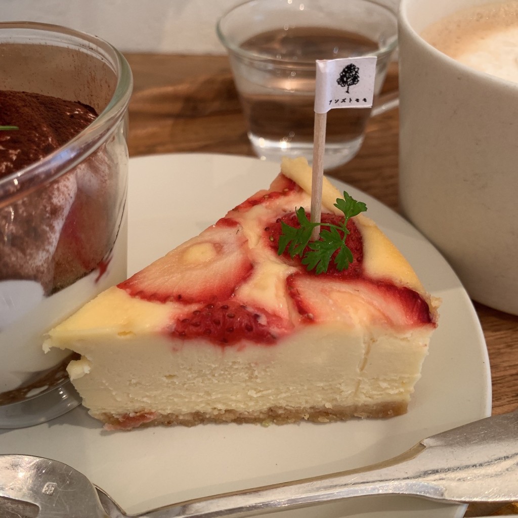 ユーザーが投稿したイチゴとホワイトチョコレートのチーズケーキの写真 - 実際訪問したユーザーが直接撮影して投稿した赤羽西カフェanzu to momoの写真