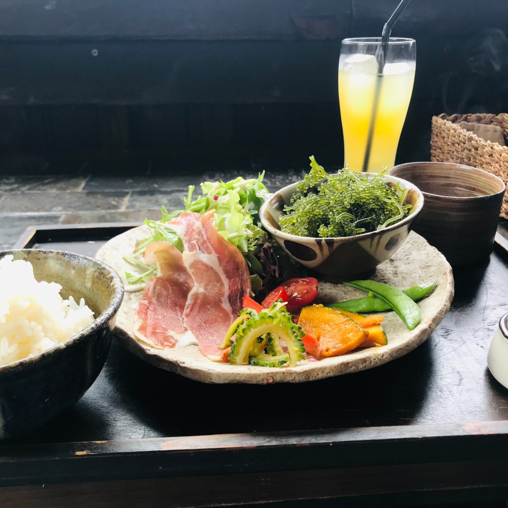 ユーザーが投稿した三原産の生ハム海ぶどう島野菜のヘルシープレートの写真 - 実際訪問したユーザーが直接撮影して投稿した東江カフェseaside-cafe BlueTripの写真