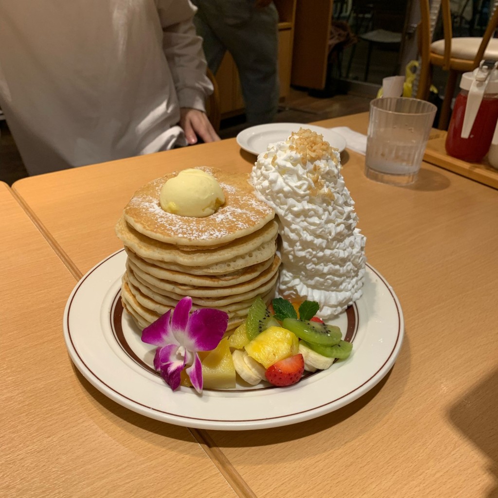 ユーザーが投稿した13 stack pancakesの写真 - 実際訪問したユーザーが直接撮影して投稿した片瀬海岸カフェエッグスンシングス 湘南江の島店の写真