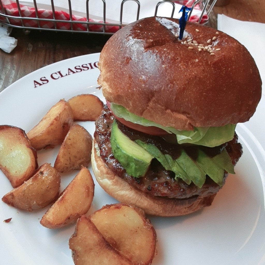 ユーザーが投稿したLunchアボカドバーガーの写真 - 実際訪問したユーザーが直接撮影して投稿した六本木ハンバーガーAS CLASSICS DINER 六本木店の写真