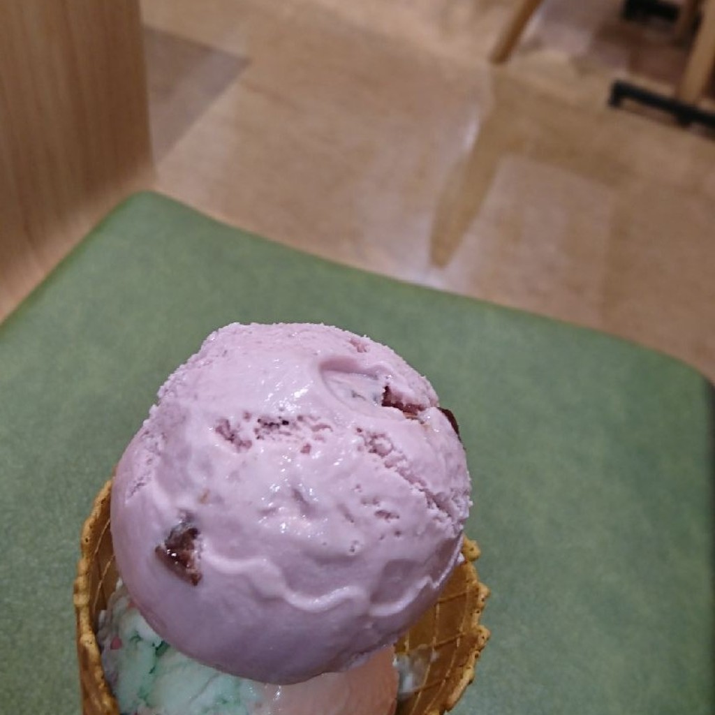 ユーザーが投稿したレギュラーダブルコーンの写真 - 実際訪問したユーザーが直接撮影して投稿した徳丸アイスクリームサーティワンアイスクリーム イオン板橋SC店の写真