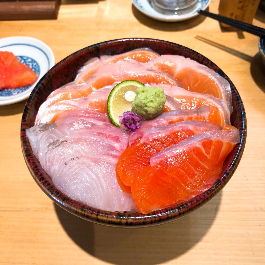 ユーザーが投稿した桜銀サーモン三種食べ比べ丼の写真 - 実際訪問したユーザーが直接撮影して投稿した神宮前魚介 / 海鮮料理熊だの写真