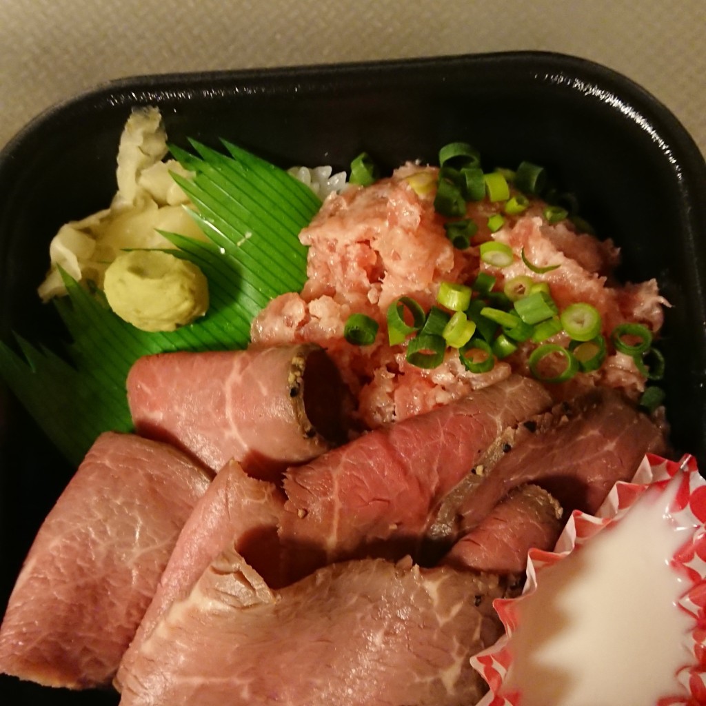 ユーザーが投稿したローストビーフネギトロ丼 並盛りの写真 - 実際訪問したユーザーが直接撮影して投稿した西柳原町丼もの浜とみ丼丸 津島店の写真