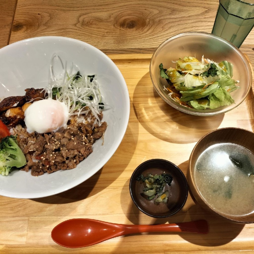 ユーザーが投稿した[丼]サーモンかば焼き丼の写真 - 実際訪問したユーザーが直接撮影して投稿した青海定食屋おぼんdeごはん ダイバーシティ東京プラザ店の写真