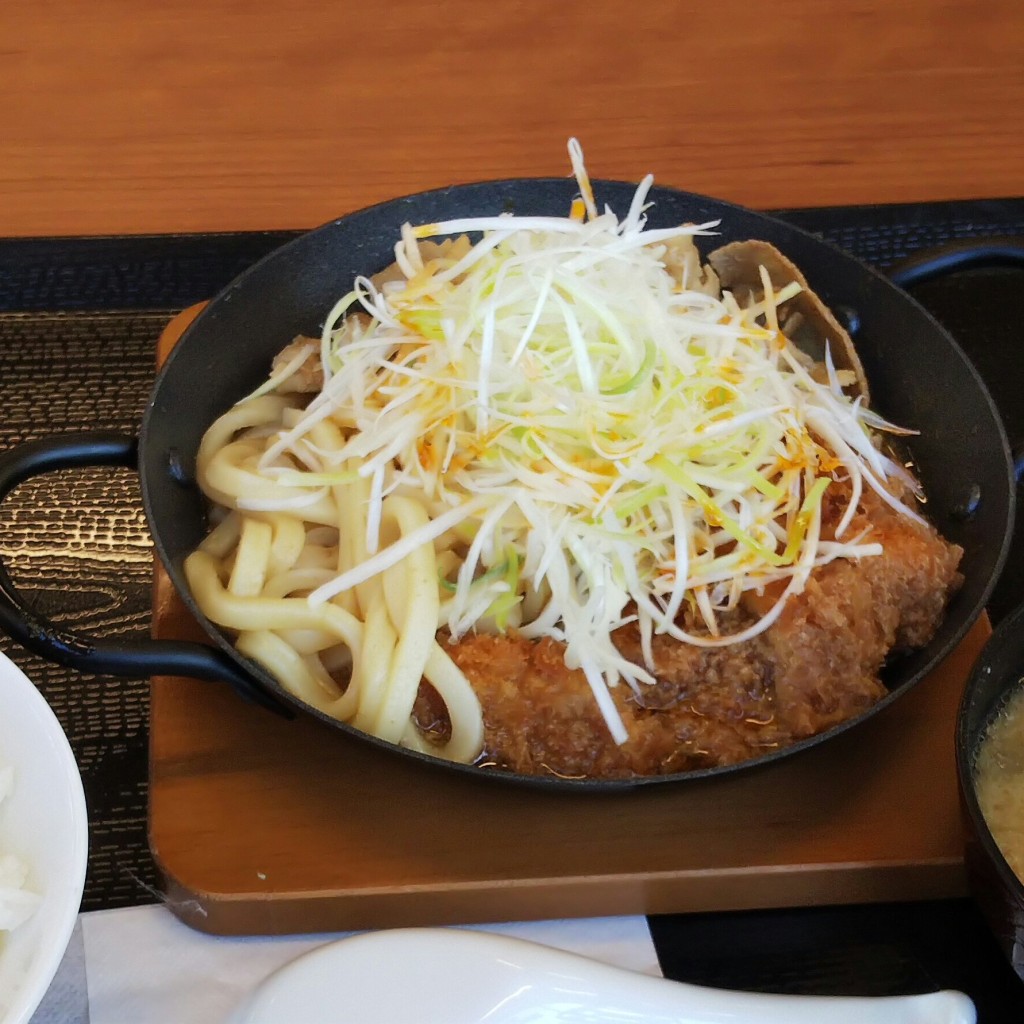 ユーザーが投稿した豚スキ煮肉うどんチキン定食の写真 - 実際訪問したユーザーが直接撮影して投稿した大津ケ丘とんかつかつや 柏沼南店の写真