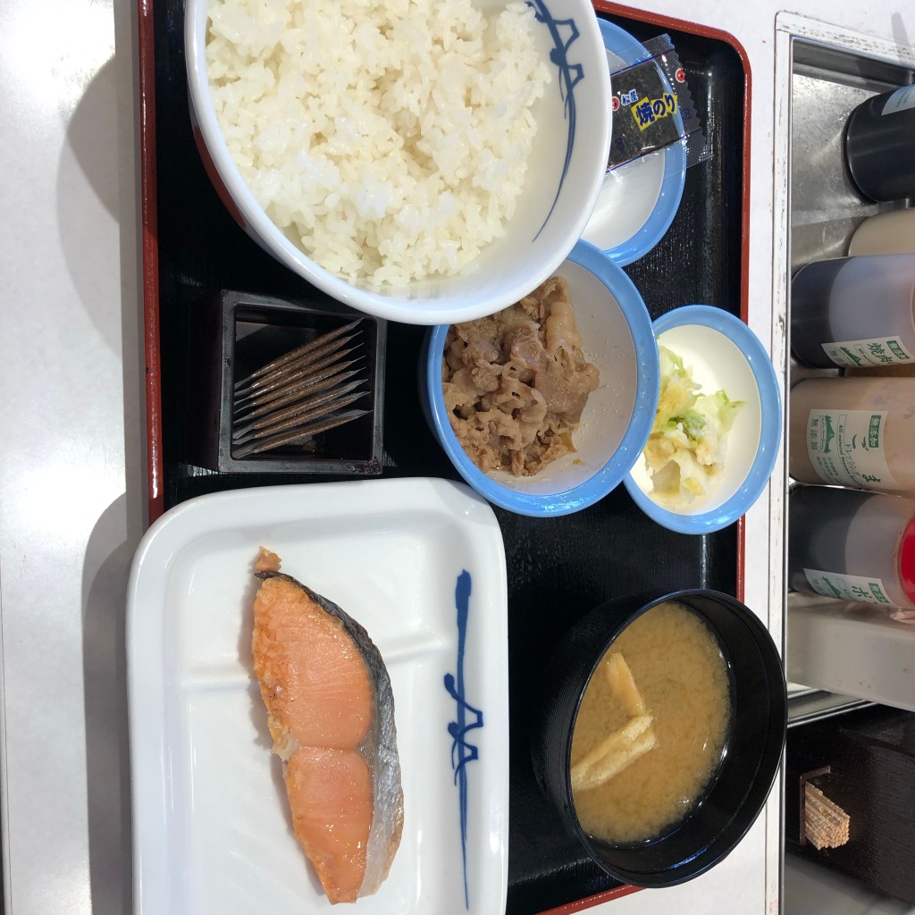 ユーザーが投稿した焼鮭定食牛皿の写真 - 実際訪問したユーザーが直接撮影して投稿した浮間牛丼松屋 浮間舟渡駅前店の写真