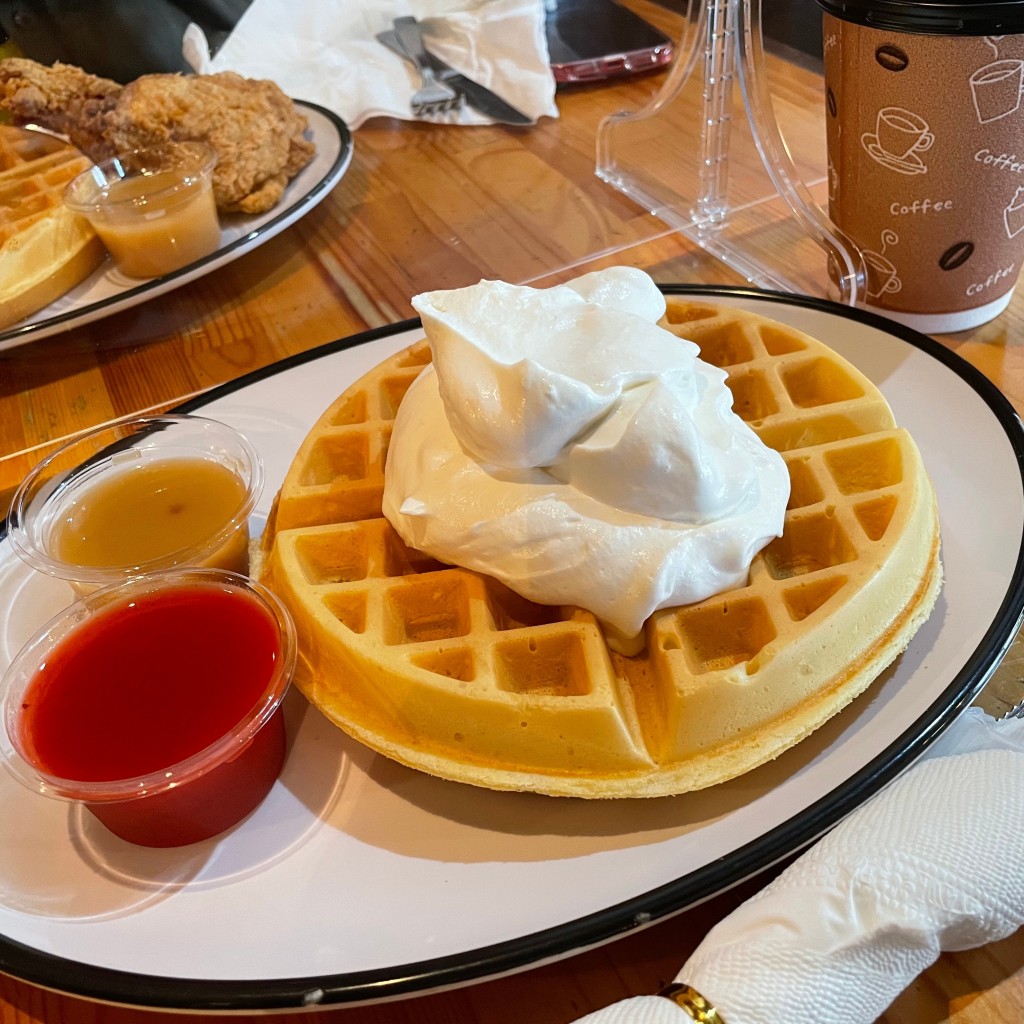 ユーザーが投稿したWaffle +whip cream $2   strawberry $1の写真 - 実際訪問したユーザーが直接撮影して投稿した宮城洋食クレイジーチキンヌワッフルズの写真