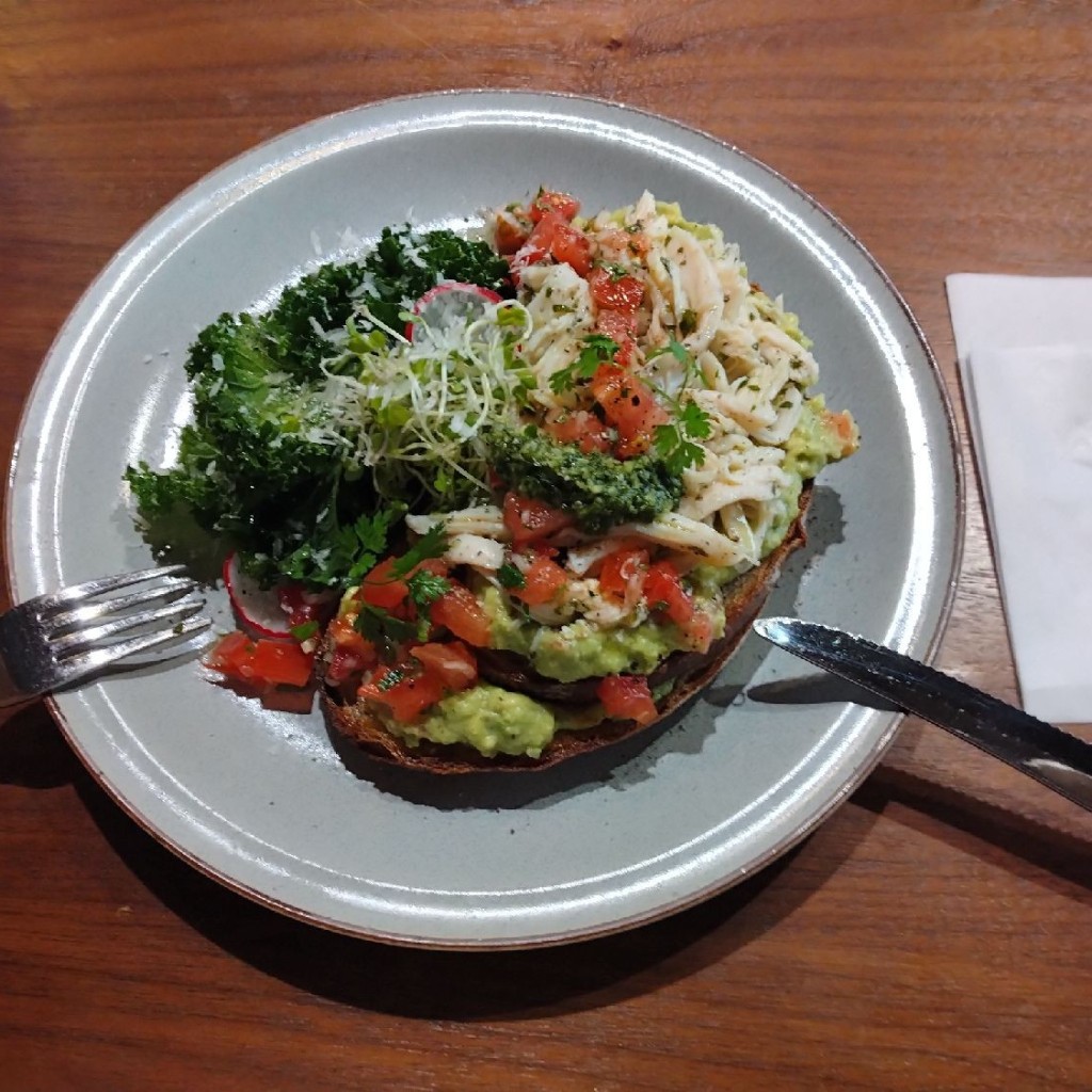 ユーザーが投稿したChicken avocado toast plateの写真 - 実際訪問したユーザーが直接撮影して投稿した本町カフェUALLEYの写真