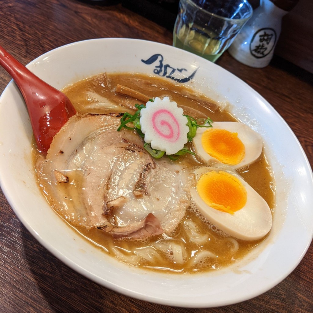 ユーザーが投稿した熟成らー麺 味玉トッピングの写真 - 実際訪問したユーザーが直接撮影して投稿した宇野辺ラーメン専門店麺や 紡の写真