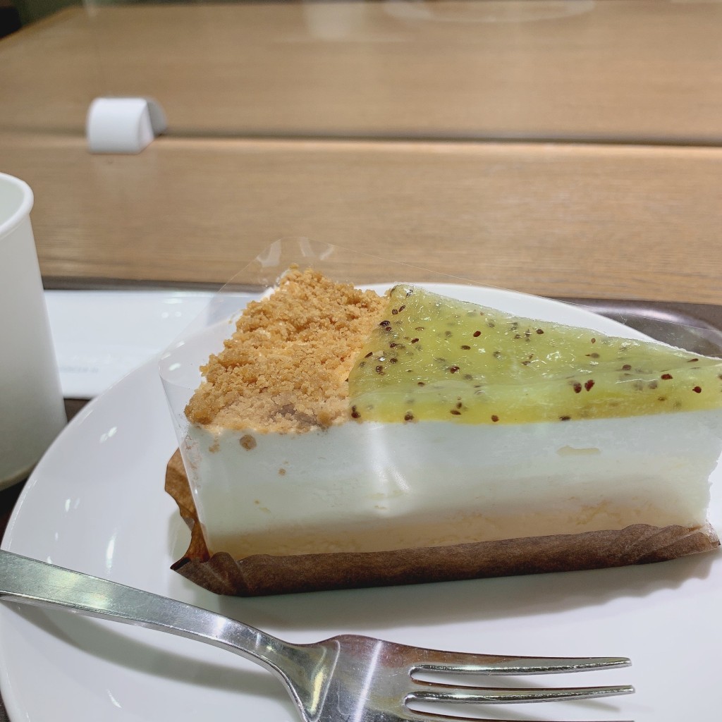ユーザーが投稿したキウイフルーツのレアチーズケーキの写真 - 実際訪問したユーザーが直接撮影して投稿した駅前本町カフェスターバックスコーヒー アトレ川崎店の写真