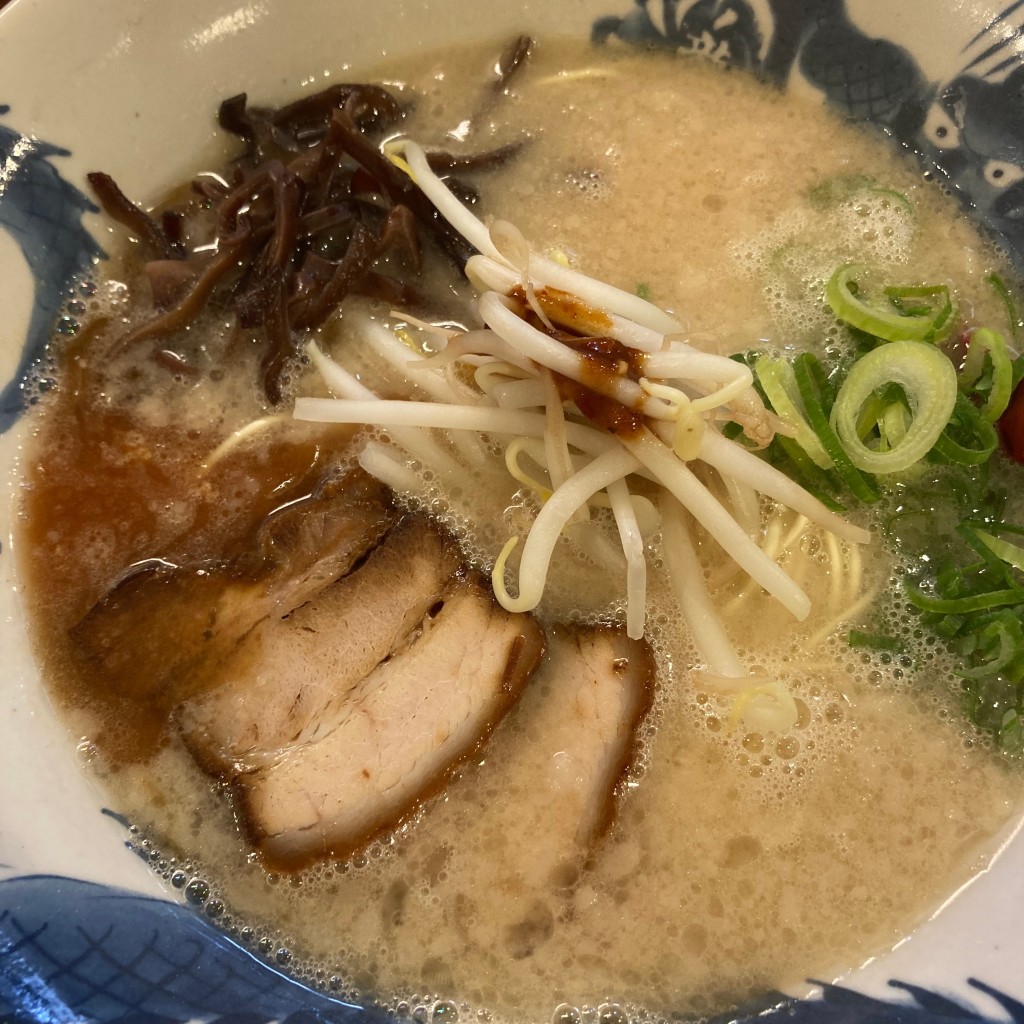 ユーザーが投稿した豚骨ラーメンの写真 - 実際訪問したユーザーが直接撮影して投稿した西新宿ラーメン / つけ麺ラーメン 龍の家 新宿小滝橋通り店の写真