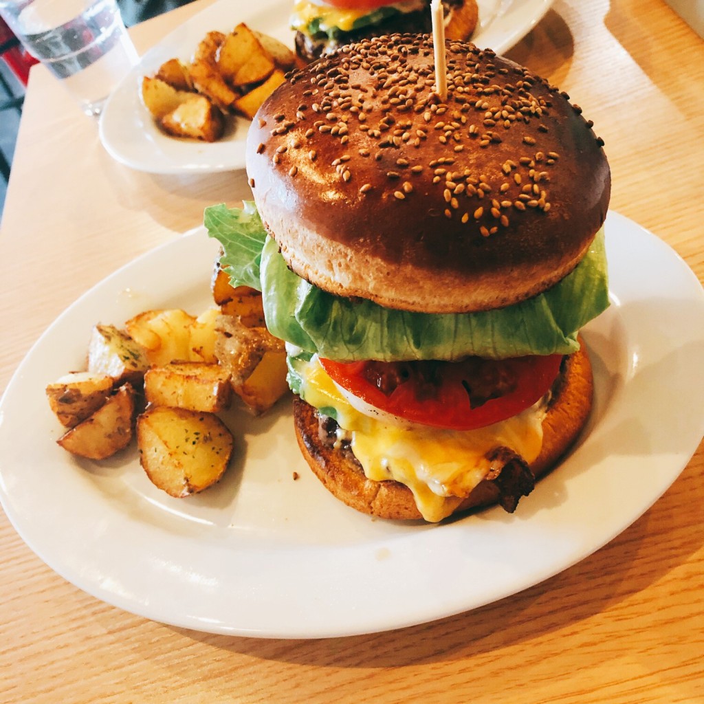 ユーザーが投稿したアボカドチーズバーガーの写真 - 実際訪問したユーザーが直接撮影して投稿した松原ハンバーガーOvercook Burger Barの写真