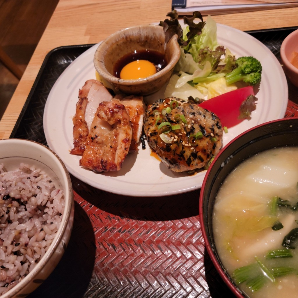 ユーザーが投稿した[定食]鶏つくねともろみチキンの炭火焼きの写真 - 実際訪問したユーザーが直接撮影して投稿した中川中央定食屋大戸屋 ノースポートモール店の写真