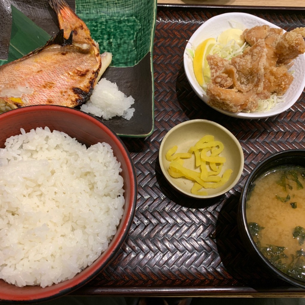 ユーザーが投稿した本日焼魚と唐揚定食の写真 - 実際訪問したユーザーが直接撮影して投稿した東新橋定食屋築地食堂源ちゃん 汐留シティセンター店の写真