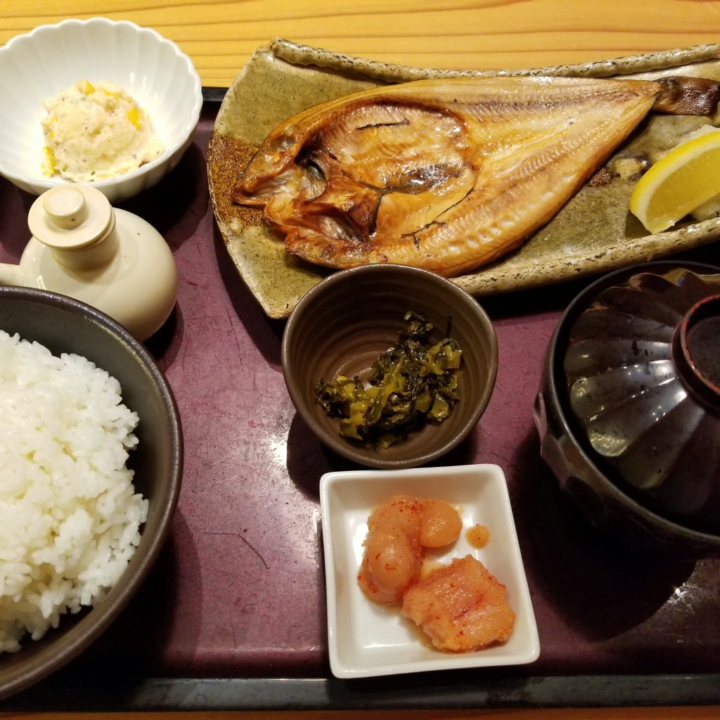 ユーザーが投稿した焼き魚定食(真ほっけ)の写真 - 実際訪問したユーザーが直接撮影して投稿した京橋もつ鍋博多もつ鍋やまや 京橋エドグラン店の写真