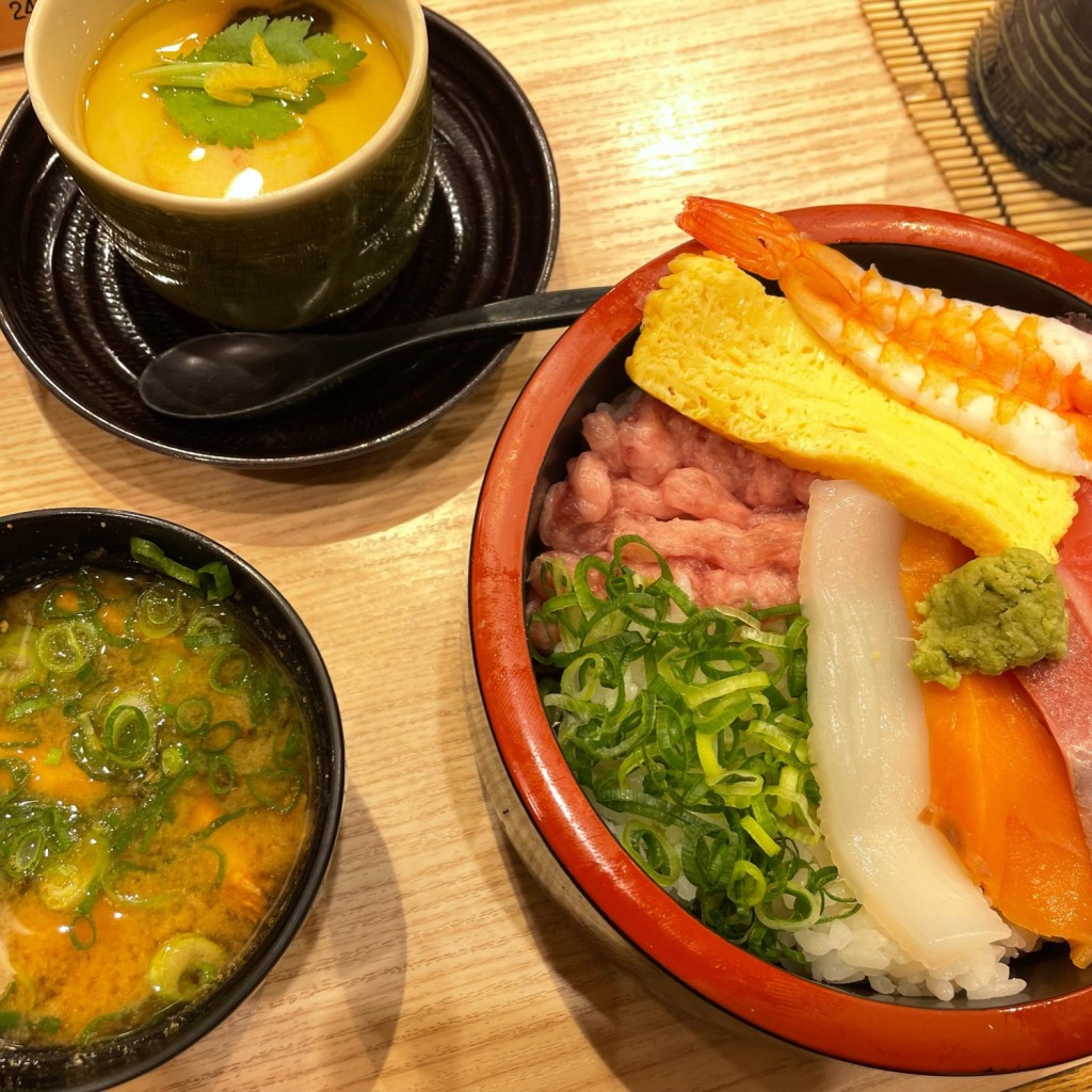 ユーザーが投稿した海鮮丼ランチの写真 - 実際訪問したユーザーが直接撮影して投稿した柳町回転寿司海鮮アトム 鯖江店の写真