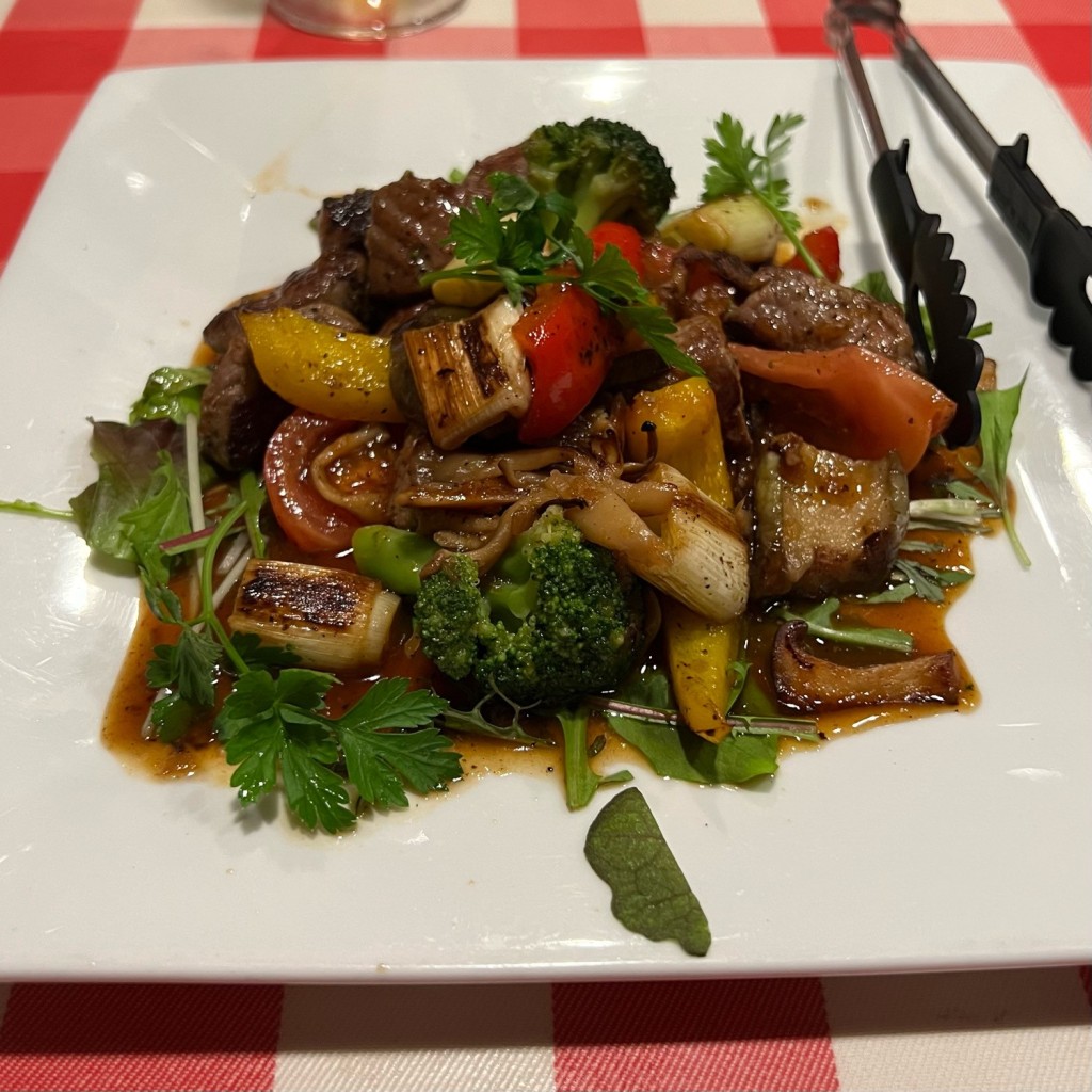 ユーザーが投稿したサーロインサイコロステーキと彩り野菜のソテーの写真 - 実際訪問したユーザーが直接撮影して投稿した志村イタリアンピアンタ 志村坂上の写真