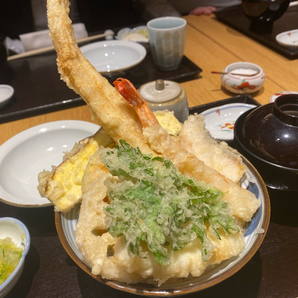 ユーザーが投稿したはみ出し天丼(上)の写真 - 実際訪問したユーザーが直接撮影して投稿した丸の内天ぷら天まる 丸ビルの写真