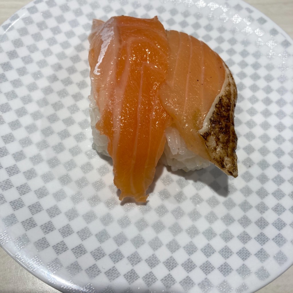 ユーザーが投稿したサーモン相盛りの写真 - 実際訪問したユーザーが直接撮影して投稿した鶴ケ谷寿司魚べい 仙台鶴ケ谷店の写真