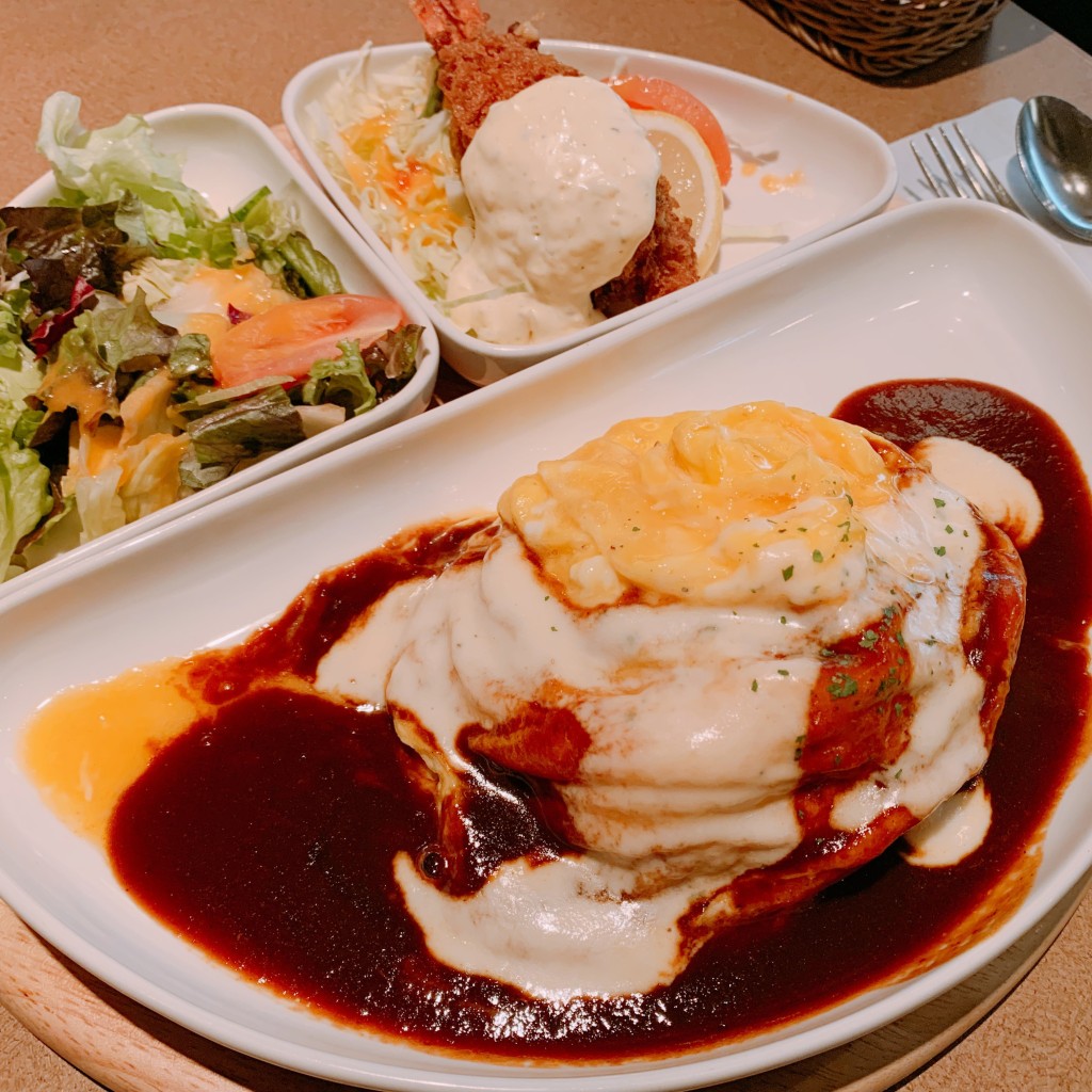 ユーザーが投稿したオムライス&エビフライサラダの写真 - 実際訪問したユーザーが直接撮影して投稿した神戸空港洋食神戸洋食キッチンの写真