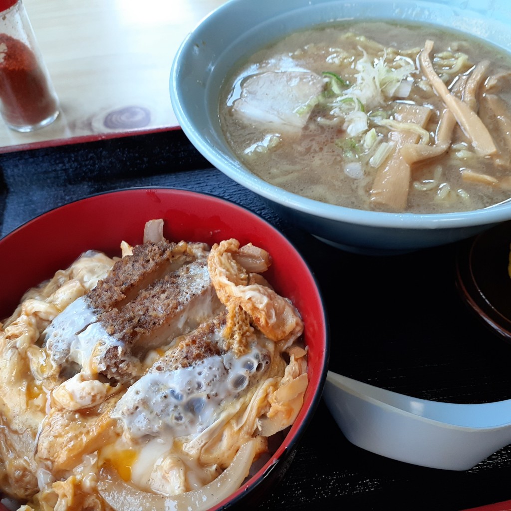 ユーザーが投稿したラーメン カツ丼の写真 - 実際訪問したユーザーが直接撮影して投稿した中央定食屋丸万そば処の写真