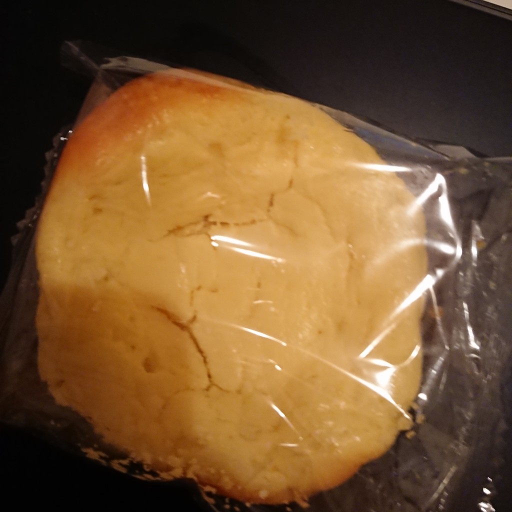 ユーザーが投稿したクリームチーズパンの写真 - 実際訪問したユーザーが直接撮影して投稿した小阪ベーカリーパン工房鳴門屋 八戸ノ里店の写真