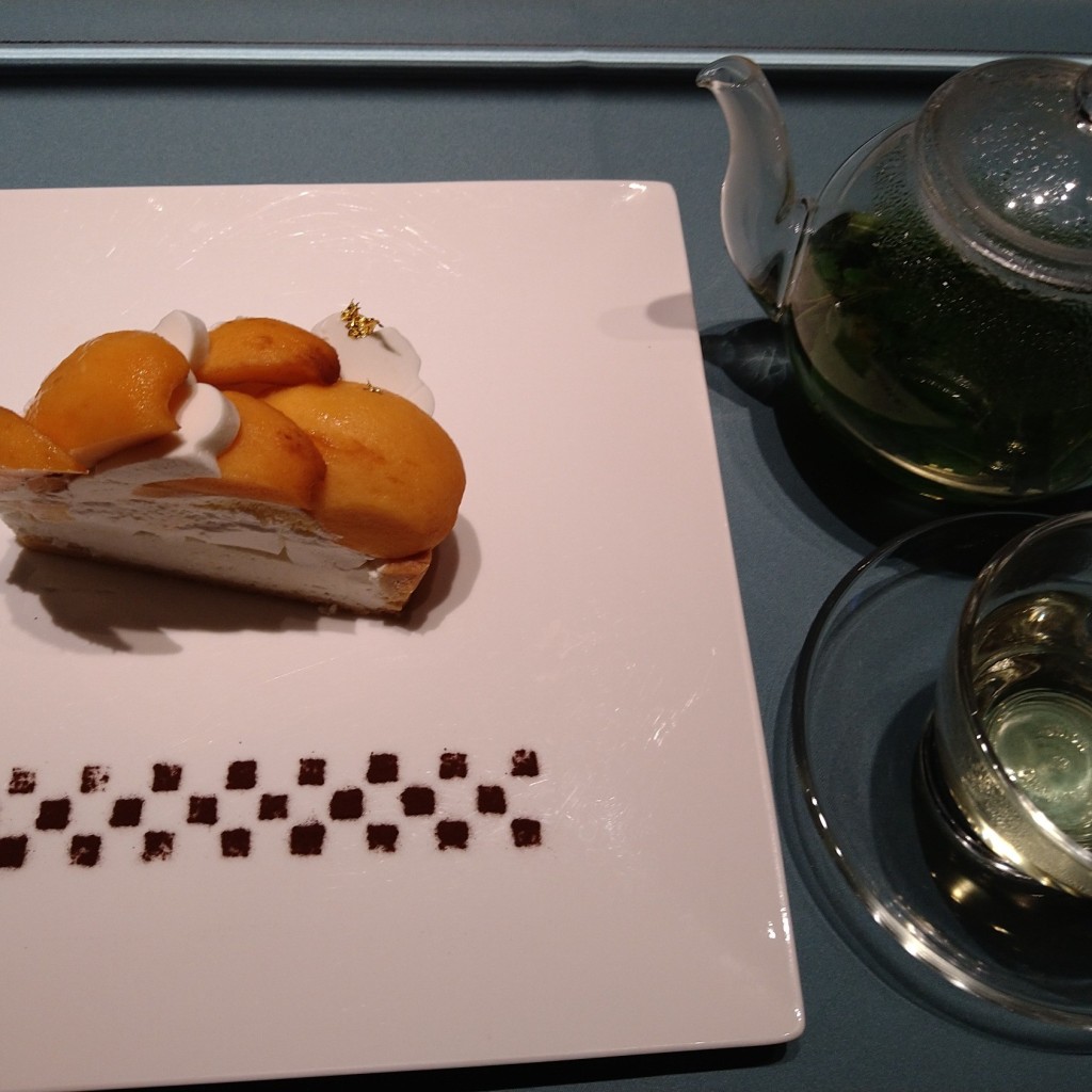 ユーザーが投稿したびわと杏仁ムースのケーキの写真 - 実際訪問したユーザーが直接撮影して投稿した銀座カフェカフェコムサ コムサステージ銀座店の写真