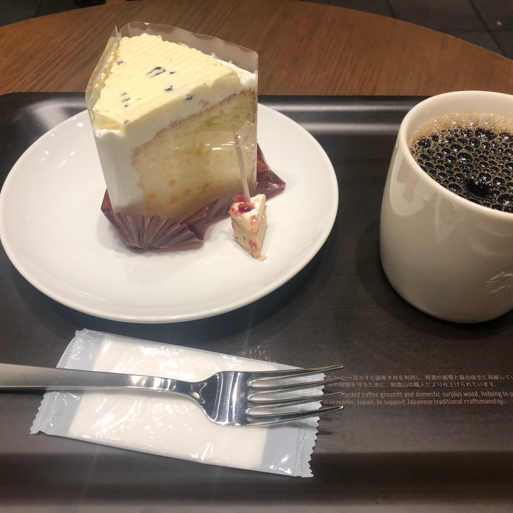 ユーザーが投稿したラムレーズンクリームシフォンケーキの写真 - 実際訪問したユーザーが直接撮影して投稿した大日東町カフェスターバックスコーヒー イオンモール大日店の写真