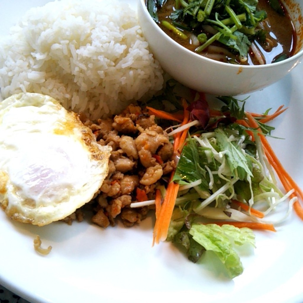 ユーザーが投稿した鶏のガパオ&タイの汁そば【オリジナル生米麺】の写真 - 実際訪問したユーザーが直接撮影して投稿した豊洲タイ料理マンゴツリーカフェ 豊洲の写真