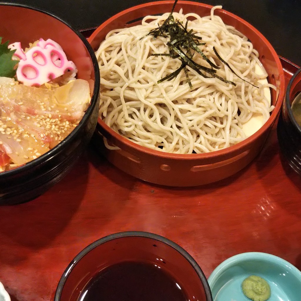 ユーザーが投稿した白身魚丼とお蕎麦の写真 - 実際訪問したユーザーが直接撮影して投稿した高輪和食 / 日本料理つきじ植むら ウィング高輪店の写真