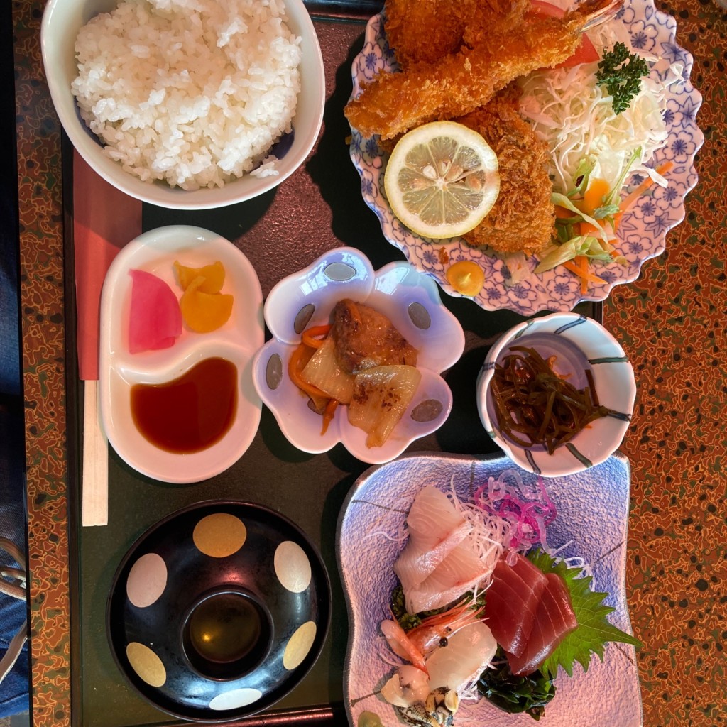 ユーザーが投稿した刺身とミックスフライ定食の写真 - 実際訪問したユーザーが直接撮影して投稿した磯浜町魚介 / 海鮮料理磯料理 山水の写真