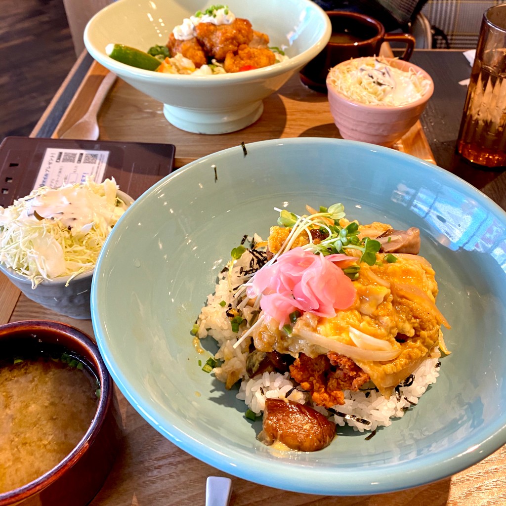 ユーザーが投稿した鶏唐揚げと椎茸の親子丼の写真 - 実際訪問したユーザーが直接撮影して投稿した新宿カフェWIRED CAFE ルミネエスト新宿店の写真