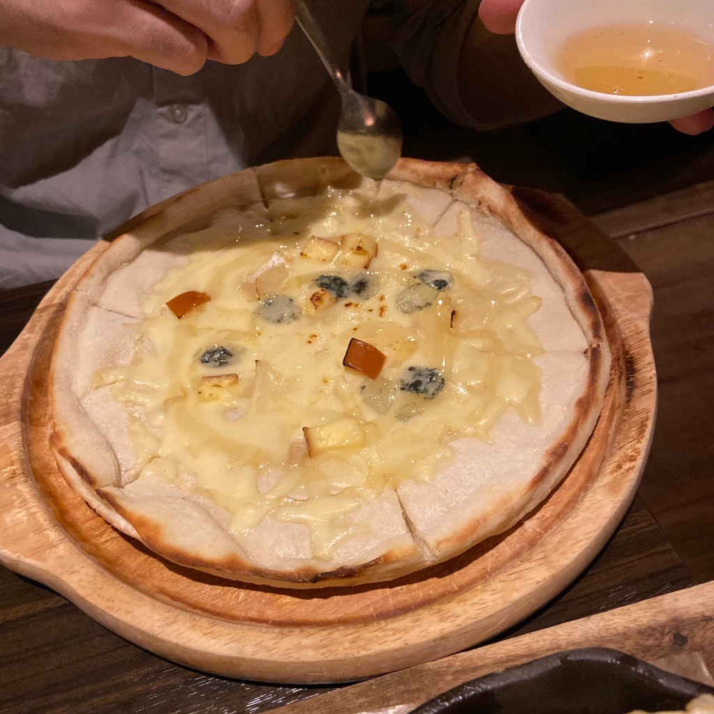 ユーザーが投稿したクァトロハニチーズピッツァの写真 - 実際訪問したユーザーが直接撮影して投稿した南池袋チーズ料理CheeseTableの写真