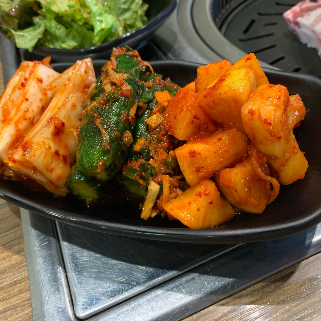 ユーザーが投稿したキムチ盛合の写真 - 実際訪問したユーザーが直接撮影して投稿した大久保韓国料理ヨプの王豚塩焼 熟成肉専門店 新大久保本店の写真