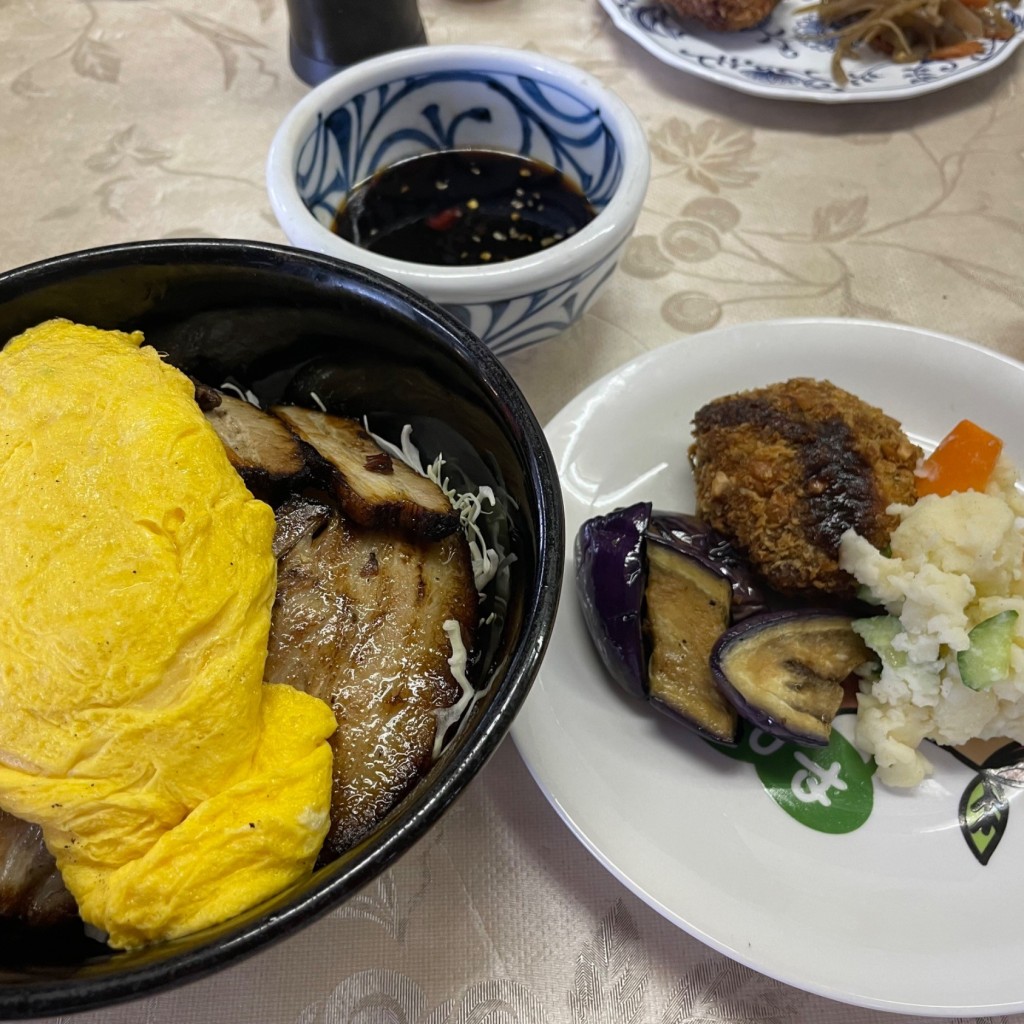 ユーザーが投稿したチャーシュー丼、他惣菜の写真 - 実際訪問したユーザーが直接撮影して投稿した深江浜町定食屋丸吉食堂の写真