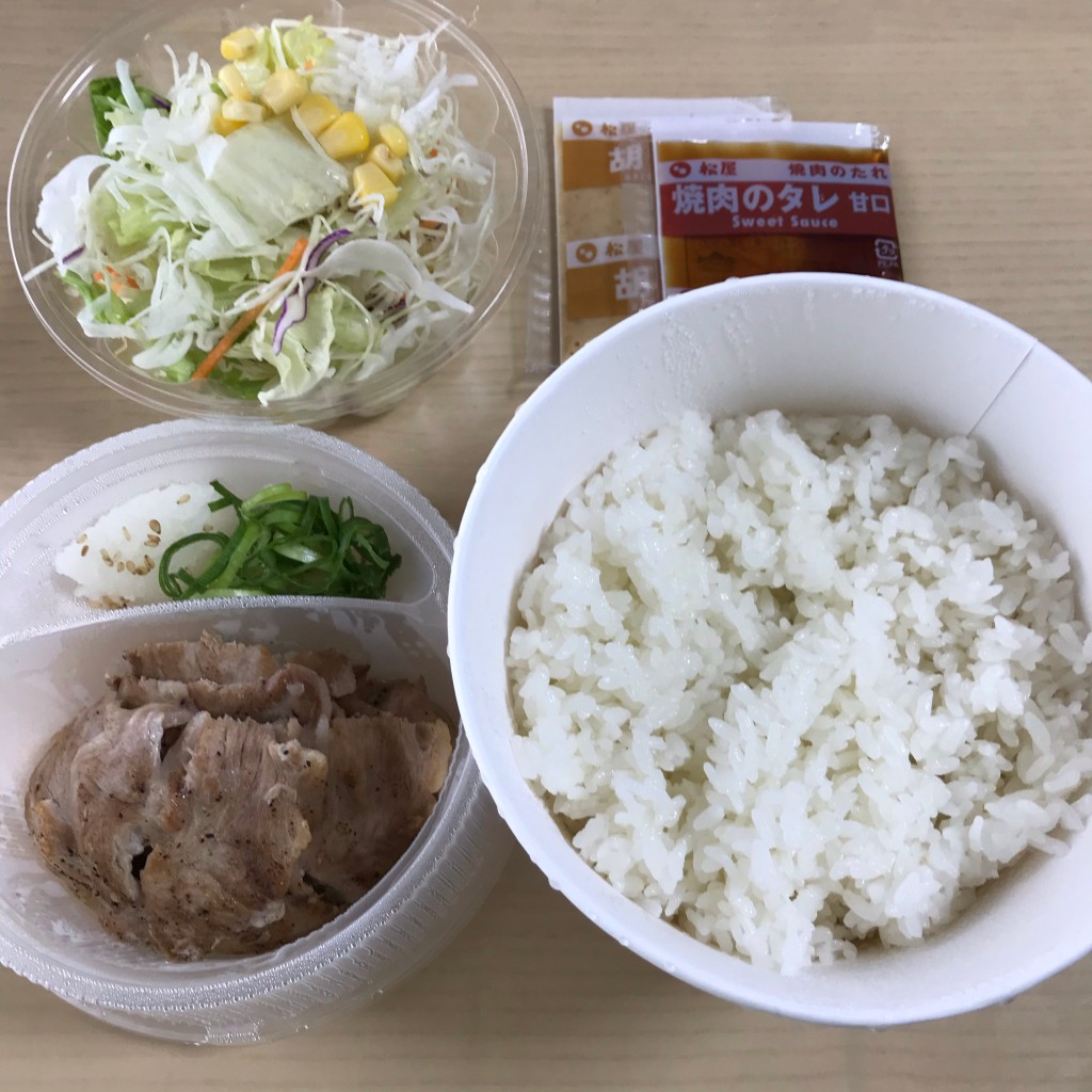 ユーザーが投稿した豚肩ロース焼肉定食弁当の写真 - 実際訪問したユーザーが直接撮影して投稿した吉祥院西ノ茶屋町牛丼松屋 吉祥院店の写真