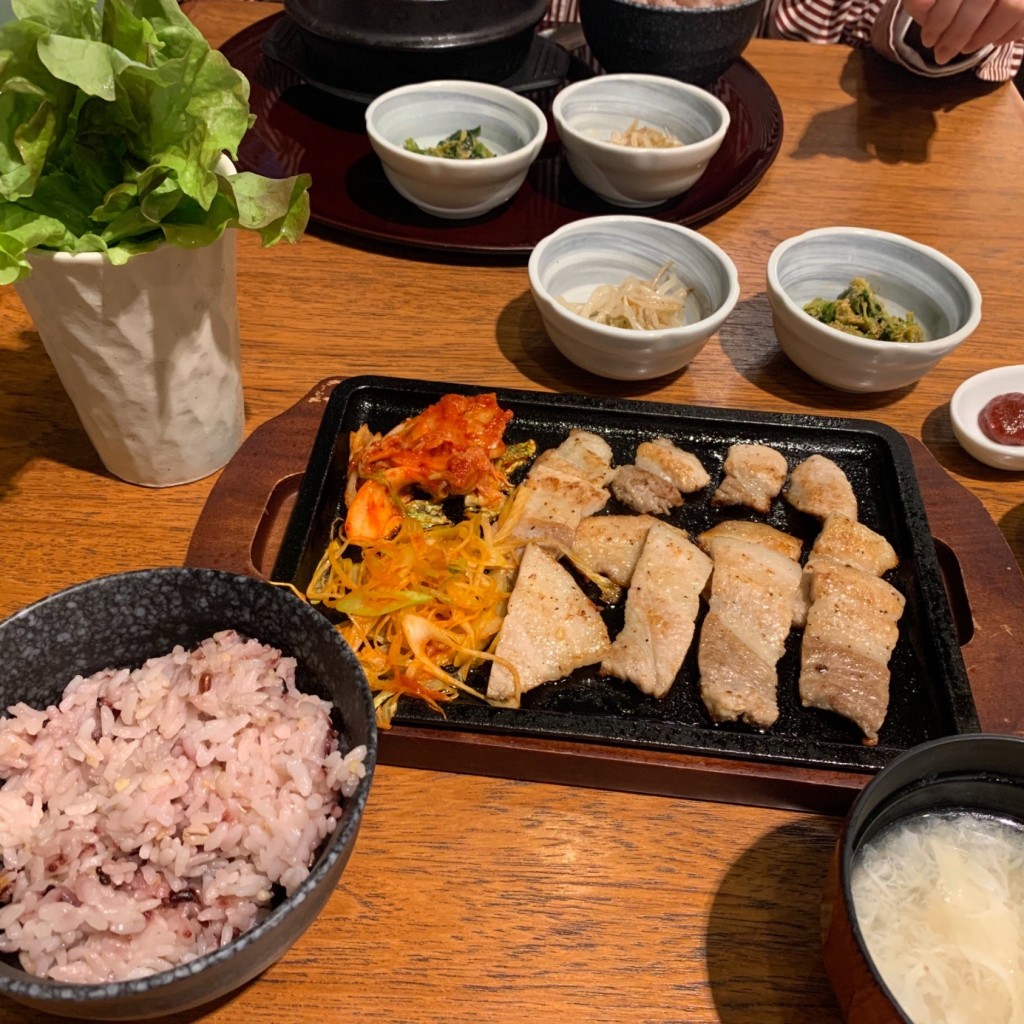 ユーザーが投稿したサムギョプサル定食の写真 - 実際訪問したユーザーが直接撮影して投稿した渋谷韓国料理韓国ごはん・酒家 ダイダイ 渋谷ストリーム店の写真