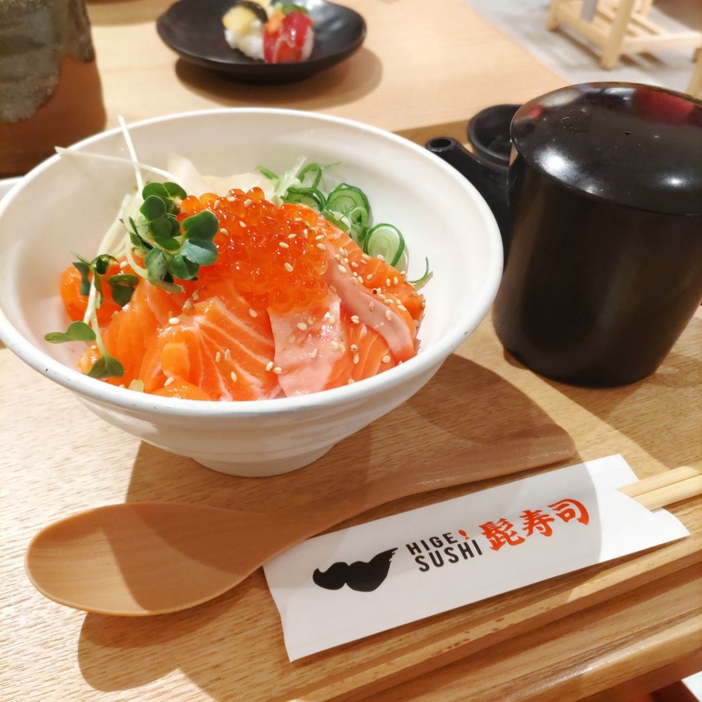 ユーザーが投稿したサーモンといくらの親子丼の写真 - 実際訪問したユーザーが直接撮影して投稿した梅田寿司髭寿司の写真