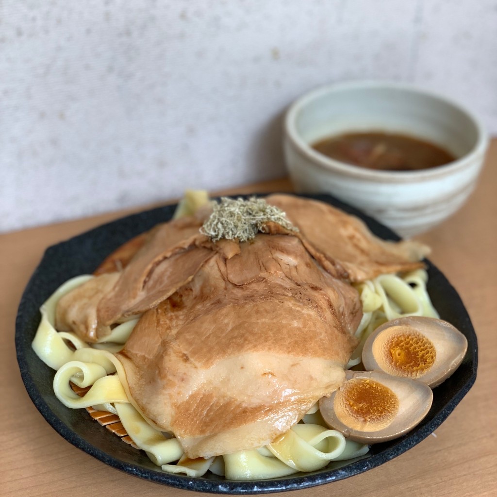 こもも・walnutsieeeさんが投稿した神田小川町ラーメン / つけ麺のお店とろ肉つけ麺 魚とん/トロニクツケメン ウオトンの写真