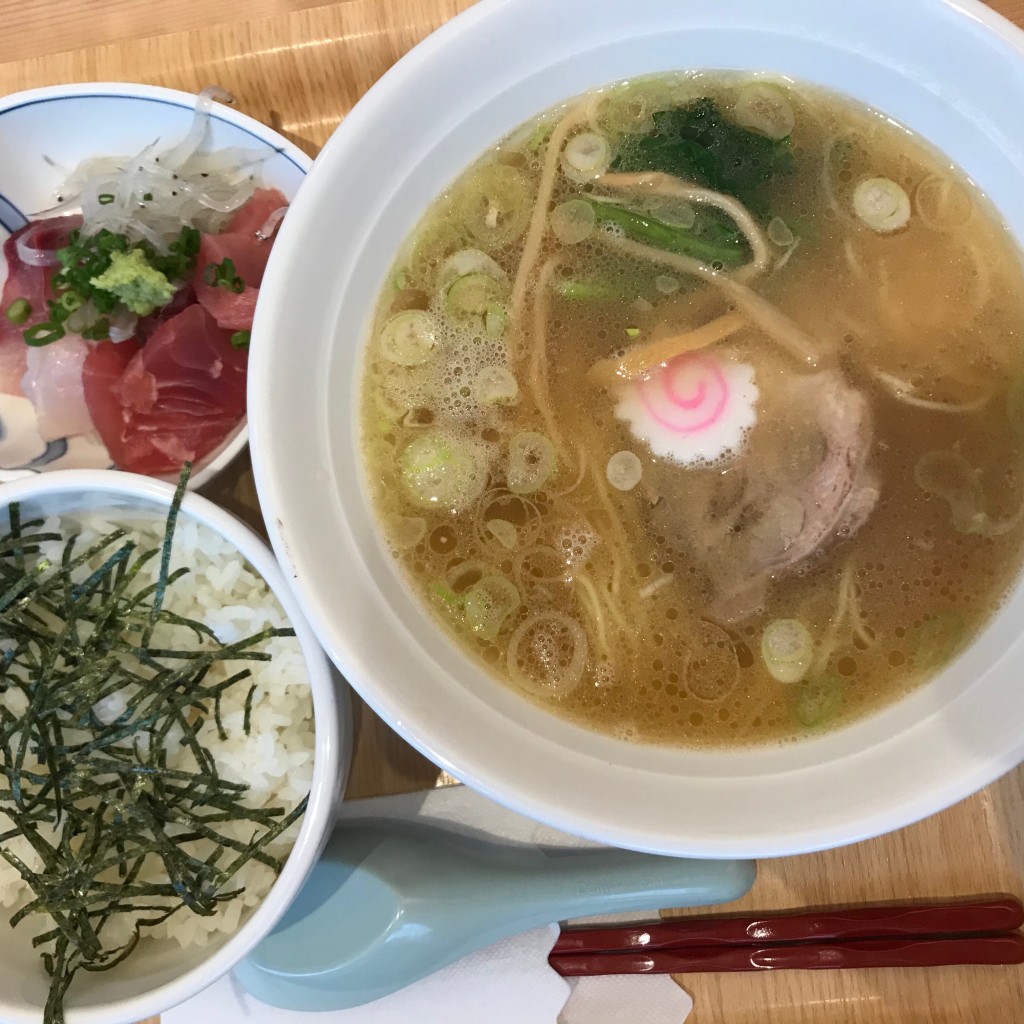 ユーザーが投稿した海鮮丼ラーメンの写真 - 実際訪問したユーザーが直接撮影して投稿した鳥浜町魚介 / 海鮮料理花板食堂 イシカワの写真